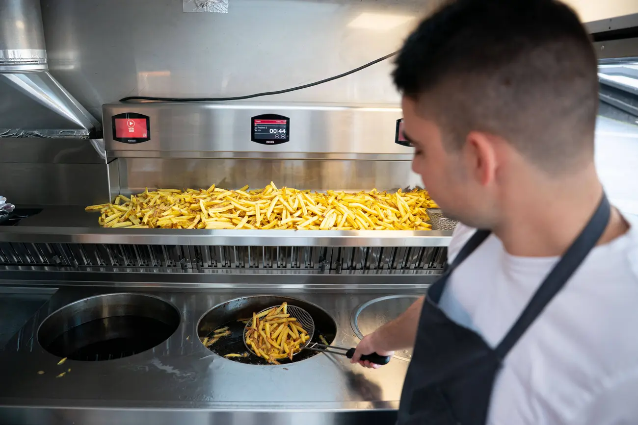 Equipo trabajando con la línea profesional de fritura