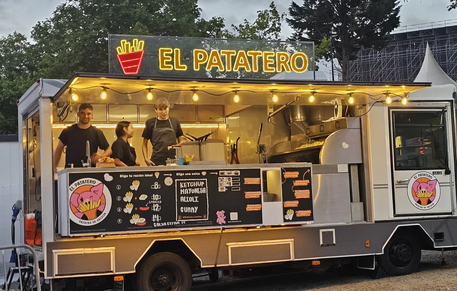 El food truck El Patatero preparado para el servicio en un gran festival