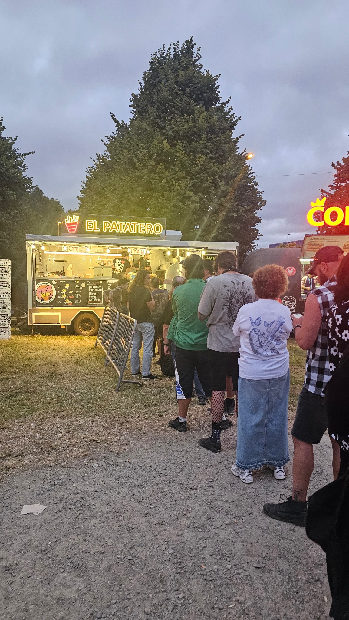 Público esperando frente al food truck El Patatero en Resurrection Fest
