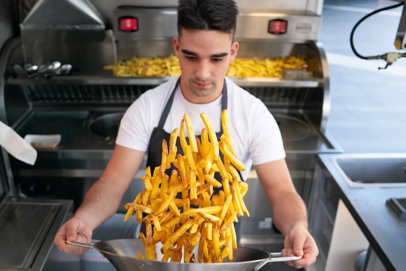 Preparación dinámica de patatas frescas dentro del food truck