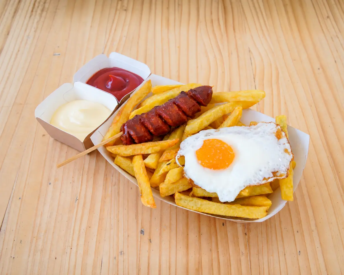 Patatas frescas con huevo frito, chorizo gallego y salsas premium