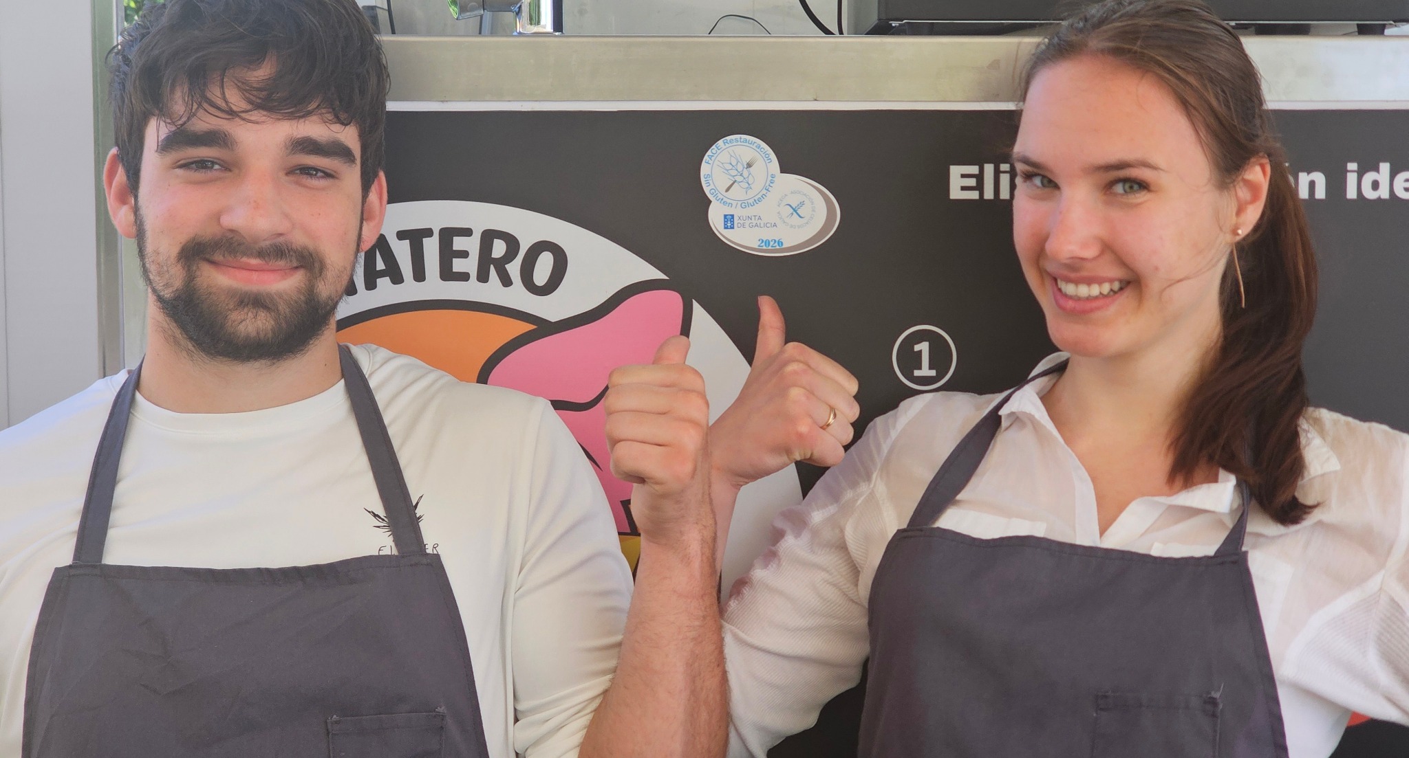 Dos integrantes del equipo de El Patatero delante del food truck